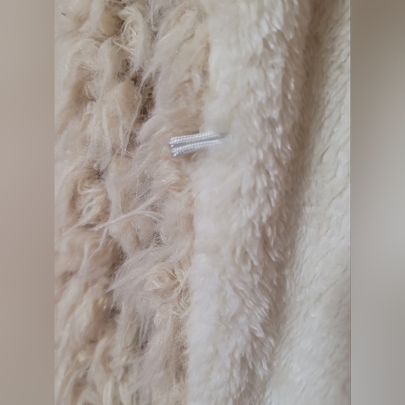 NWT! Astoria Born Cream Colored Faux Sheepskin Fur~Size Large - Picture 5 of 6